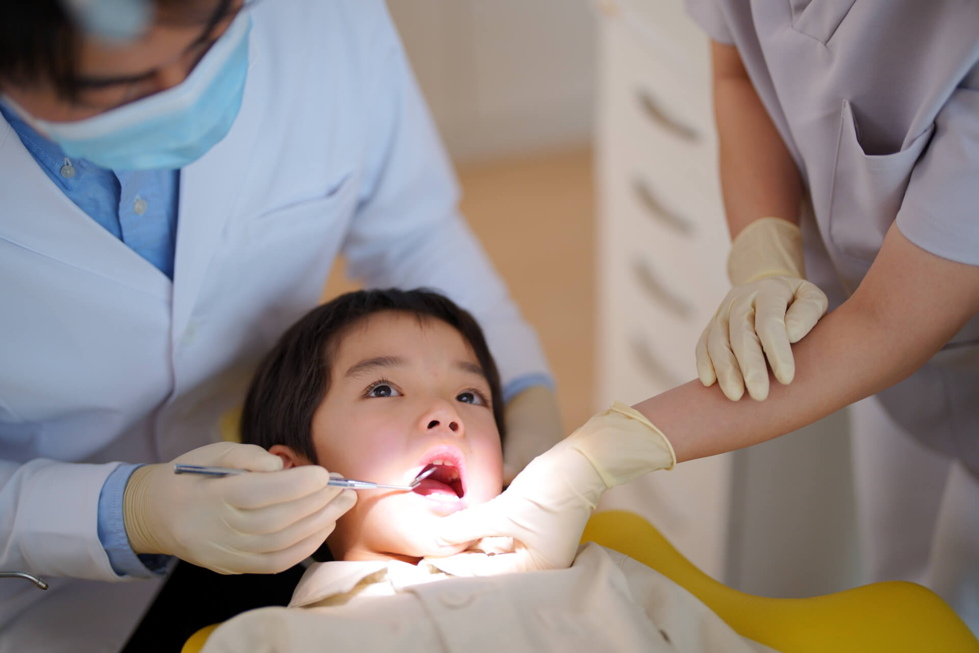 歯科医院で診察を受ける子供