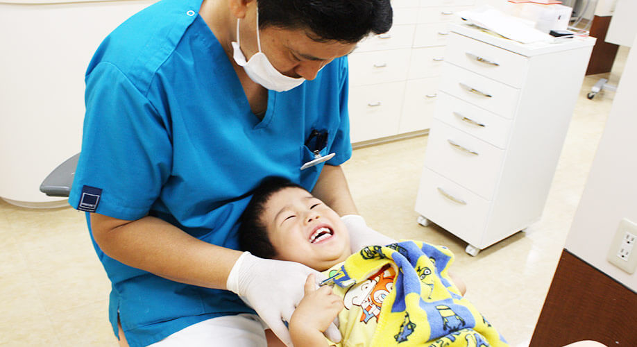 歯科医院で診察を受ける子供