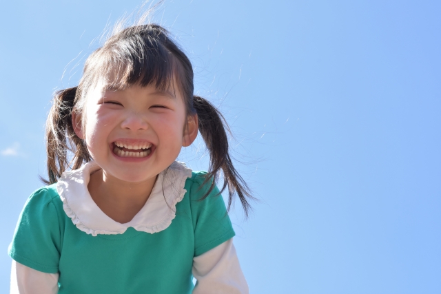 青空の下で笑う少女