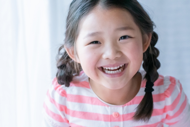 明るい部屋で笑う女の子
