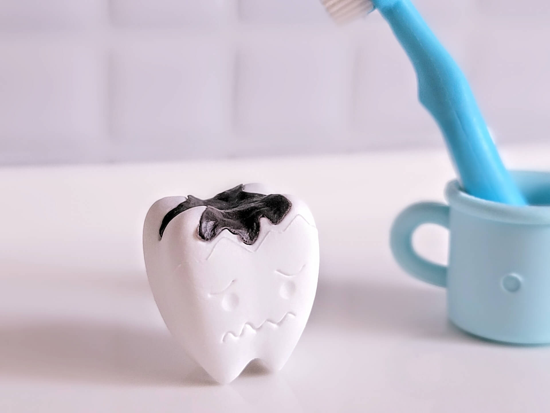 歯の模型と青い歯ブラシ