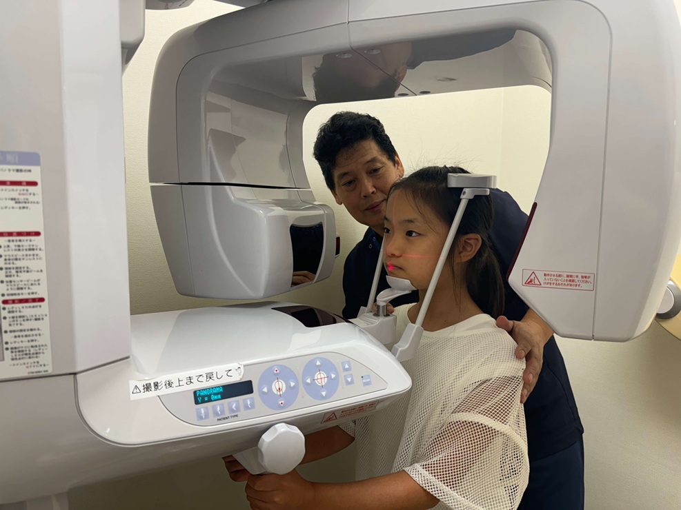 歯科用機器で検査を受ける若い患者