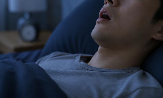 睡眠時無呼吸症候群は歯科でも相談できる？症状や治療法について解説！